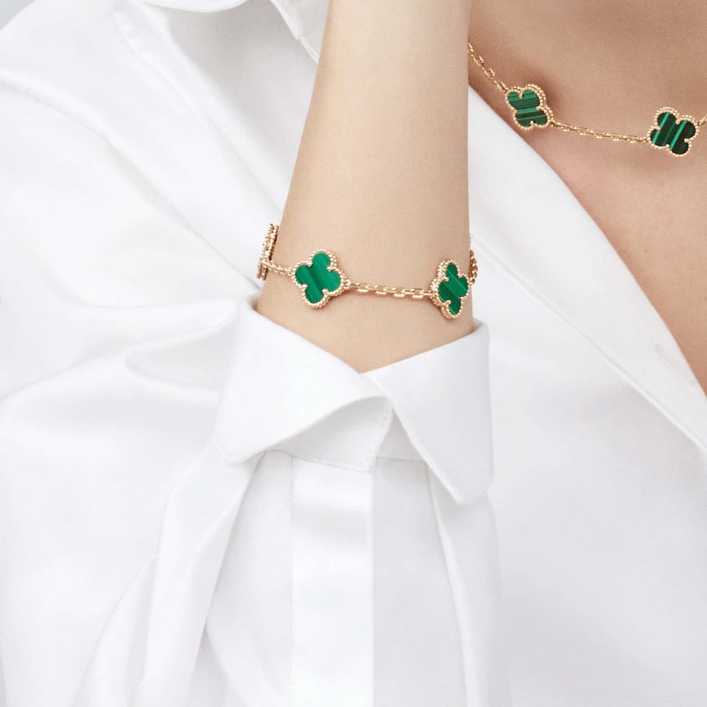 クローバーモチーフブレスレット、スターリングシルバー、18Kゴールドメッキ - 幸運と優雅さの象徴