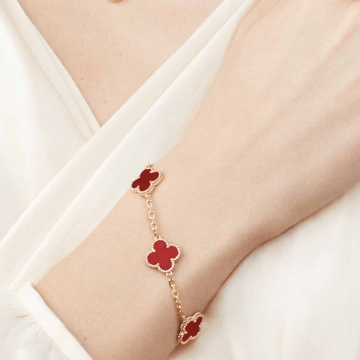 クローバーモチーフブレスレット、スターリングシルバー、18Kゴールドメッキ - 幸運と優雅さの象徴